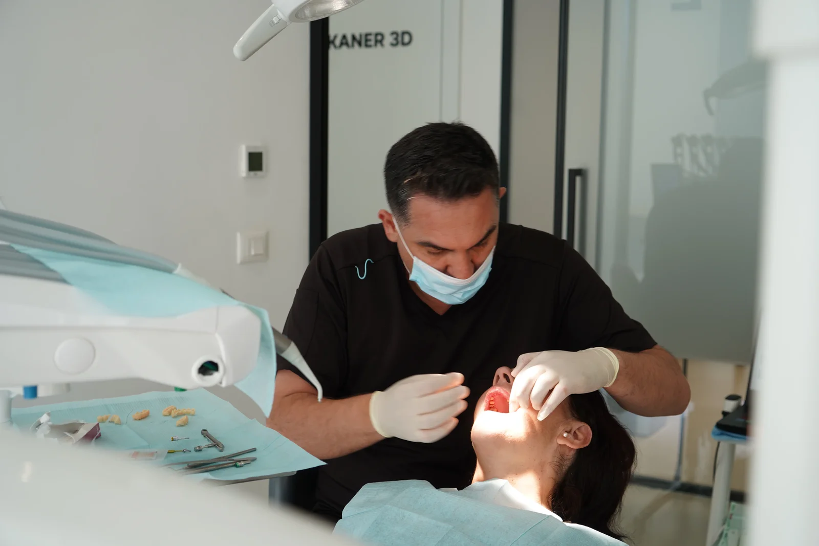 Dr. Shukri Jahiu gjatë kryerjes së kirurgjisë së implanteve dentare